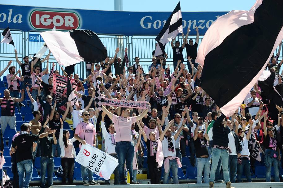 I tifosi rosanero allo stadio di Novara per festeggiare il ritorno del Palermo in Serie A. LaPresse